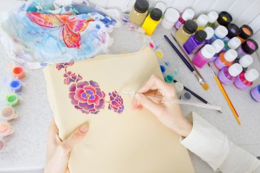 Batik süreci: kumaş, sanatçı boyar Batik boyama