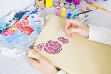 Batik süreci: kumaş, sanatçı boyar Batik boyama