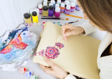 Batik süreci: kumaş, sanatçı boyar Batik boyama