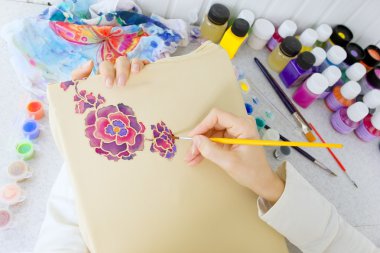 Batik süreci: kumaş, sanatçı boyar Batik boyama