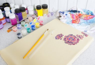 Batik süreci: kumaş, sanatçı boyar Batik boyama