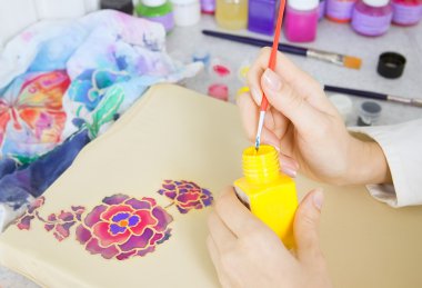 Batik süreci: kumaş, sanatçı boyar Batik boyama