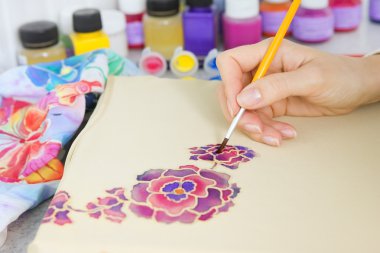 Batik süreci: kumaş, sanatçı boyar Batik boyama