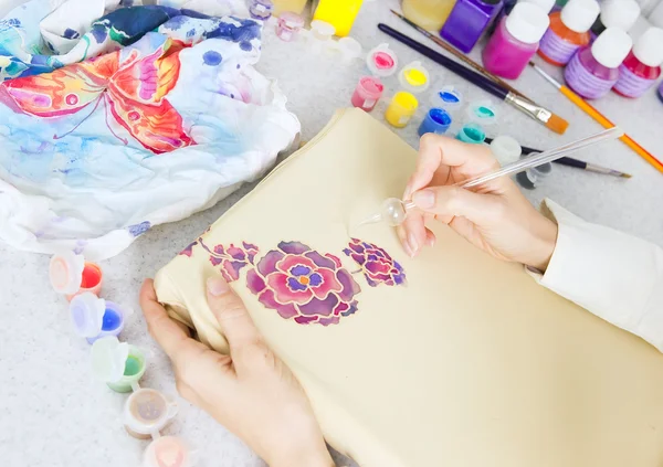 Processo Batik: pitture d'artista su tessuto, pittura Batik — Foto Stock