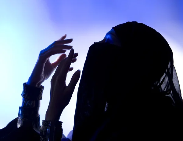Ramadan: Beautiful young muslim girl praying, Dark silhouette — Stock Photo, Image