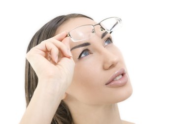 optik ve gözlük, bir uçtan bir uca arayan genç gülümseyen kadın portresi