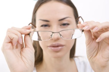 Optik ve gözlük, onun aracılığıyla arayan genç kadın portresi 