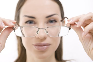 optik ve gözlük, bir uçtan bir uca arayan genç gülümseyen kadın portresi