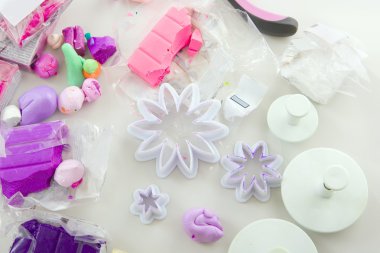 Sanatçı takı polimer kil, işlem yapar. Atölye