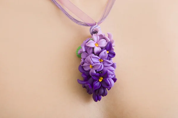 Romantic style: Fashion studio shot of a floral lilac necklace ( — Stock Photo, Image