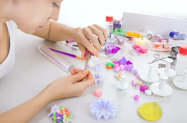 Artiste fait des bijoux à partir d'argile polymère, processus. Atelier — Photo