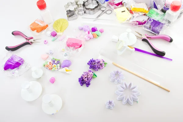 Artiste fait des bijoux à partir d'argile polymère, processus. Atelier — Photo