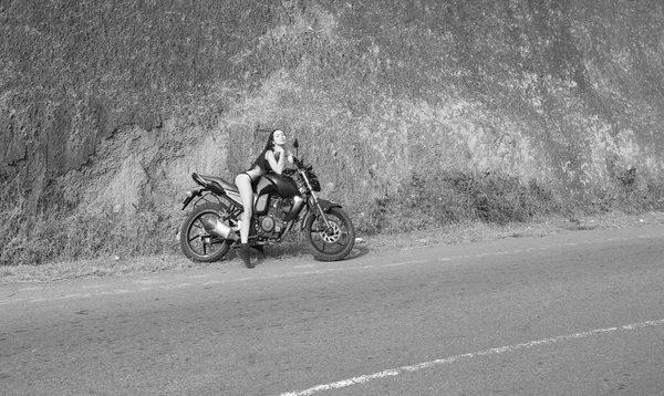 Tema do motociclista: mulher bonita com corpo sexy posando com moto — Fotografia de Stock