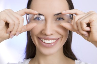 optik ve gözlük, bir uçtan bir uca arayan genç gülümseyen kadın portresi
