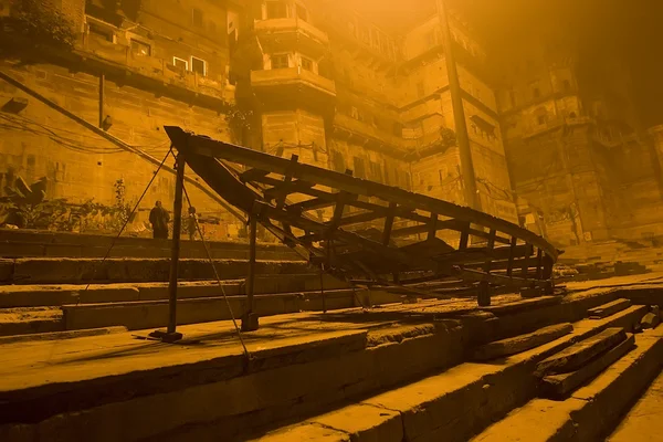 Bateaux près de Ganga - Varanasi, Uttar Pradesh, Inde - Jan 2015 : V Images De Stock Libres De Droits