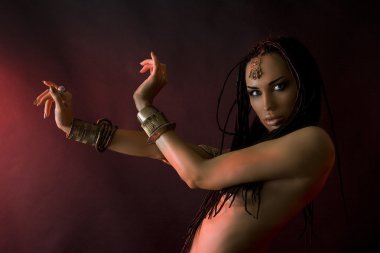 Moda güzellik ve şık saç (dreadlocks). Maneviyat dans