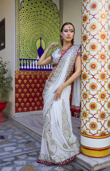 Belle jeune femme indienne en vêtements traditionnels avec mariée — Photo