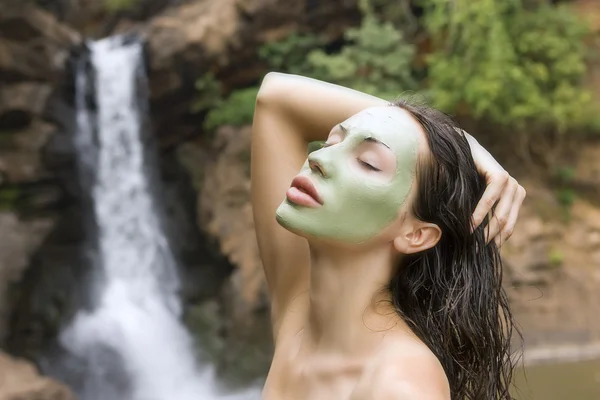 Kvinna med växtbaserade grön lera ansiktsmask i beauty spa (Outdoor) — Stockfoto