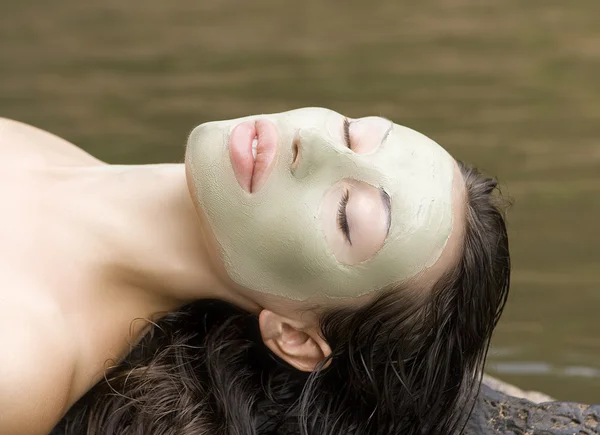 Mulher com máscara facial de barro em spa de beleza (Ao ar livre ) — Fotografia de Stock