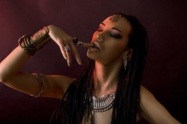 Moda güzellik ve şık saç. Kalıcı makyaj. Güzel seksi kadın W