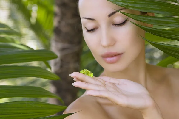 Hermosa mujer sosteniendo gel de aloe vera, cuidado de la piel y bienestar. F — Foto de Stock