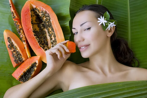 Mooie vrouw met verse papaya gezichtsmasker van toepassing. verse pap — Stockfoto