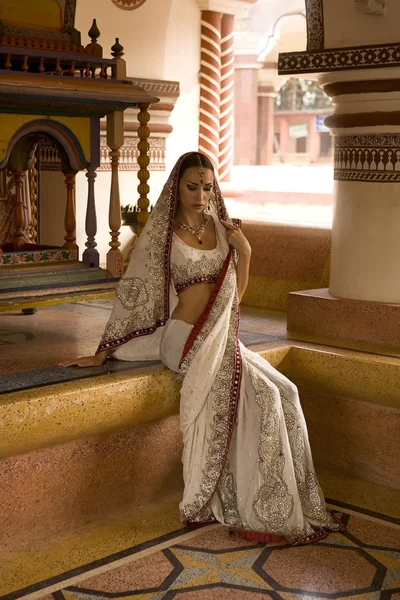 Piękna młoda kobieta indyjska w tradycyjnej odzieży dla nowożeńców — Zdjęcie stockowe