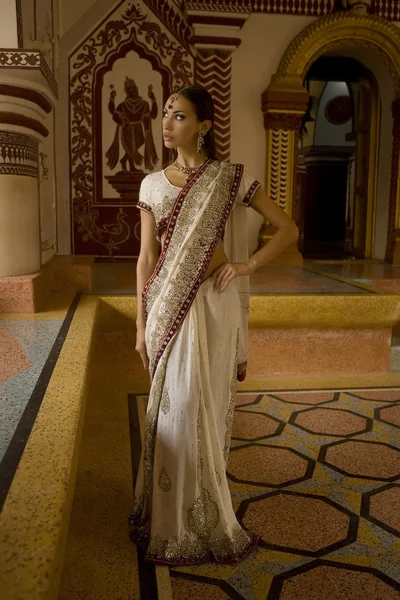 Vakker, ung indianerkvinne i tradisjonelle klær med brud – stockfoto