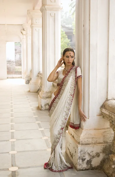 Beautiful young indian woman in traditional clothing with bridal — Stock Photo, Image