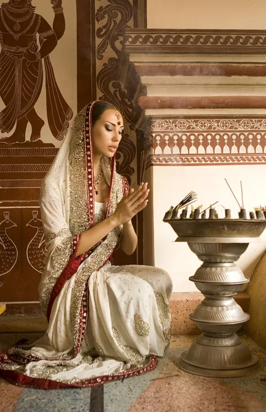Vakker, ung indianerkvinne i tradisjonelle klær med incens. – stockfoto