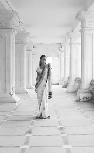 Vacker ung indisk kvinna i traditionella kläder med brud — Stockfoto