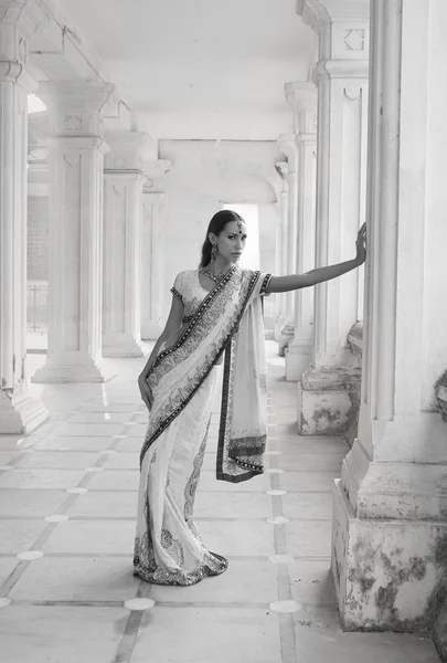 Beautiful young indian woman in traditional clothing with bridal — Stock Photo, Image