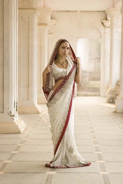 Beautiful young indian woman in traditional clothing with bridal — Stock Photo, Image