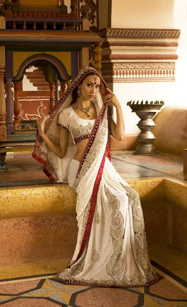 Beautiful young indian woman in traditional clothing with bridal — Stock Photo, Image