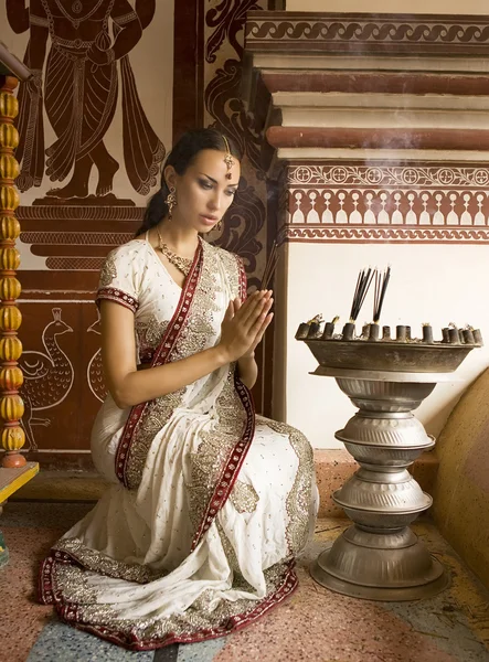 Frumoasă tânără indiană în îmbrăcăminte tradițională cu tămâie — Fotografie, imagine de stoc