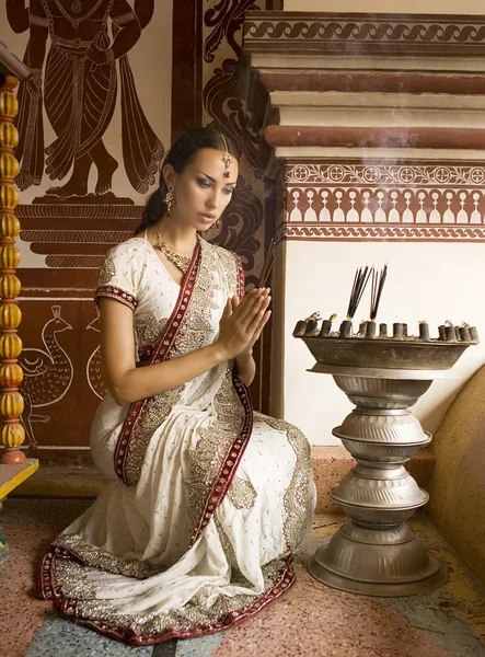 Schöne junge indische Frau in traditioneller Kleidung mit Räucherstäbchen — Stockfoto