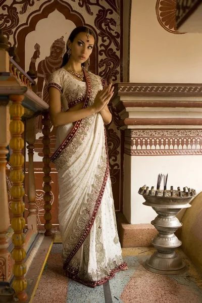 Красивая молодая индианка в традиционной одежде с камином — стоковое фото
