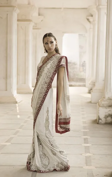 Beautiful young indian woman in traditional clothing with bridal — Stock Photo, Image