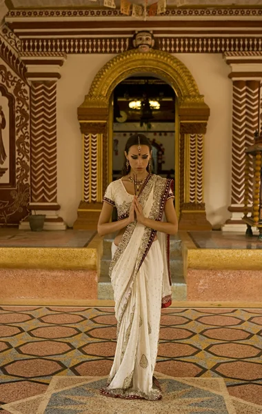 Beautiful young indian woman in traditional clothing with bridal — Stock Photo, Image