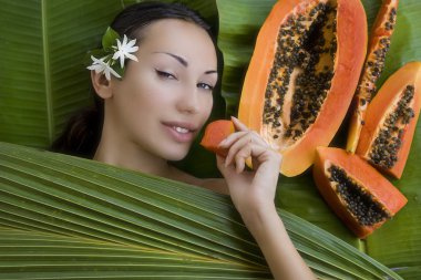 taze papaya yüz maskesi uygulamak olan güzel bir kadın. taze pap