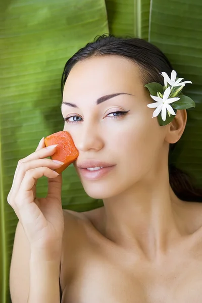 Mulher bonita com máscara facial de mamão fresco aplicar. Papanicolau fresco — Fotografia de Stock