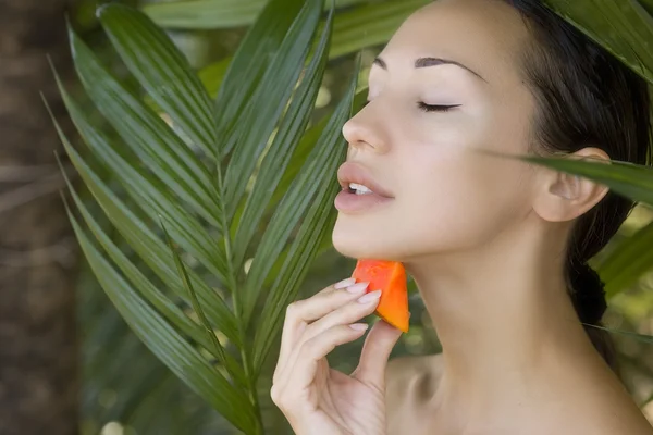Taze papaya yüz maskesi uygulamak olan güzel bir kadın. taze pap — Stok fotoğraf
