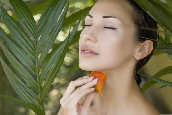 Mooie vrouw met verse papaya gezichtsmasker van toepassing. verse pap — Stockfoto