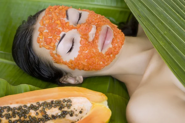 Mooie vrouw met verse papaya gezichtsmasker van toepassing. verse pap — Stockfoto