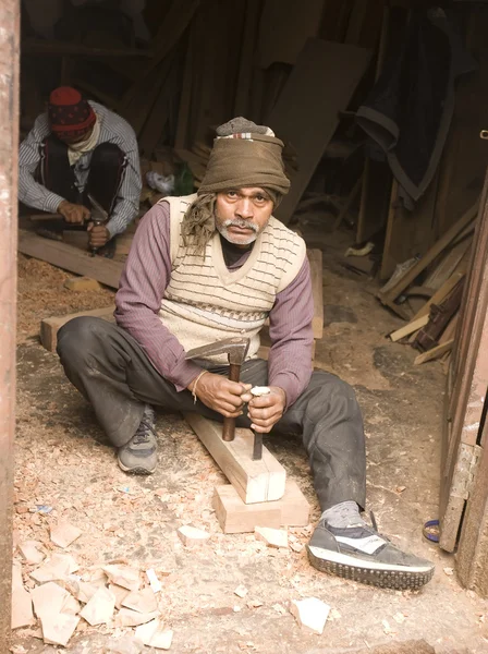 VARANASI, INDIA, DEC, 2015: Carpinteros indios no identificados en — Foto de Stock