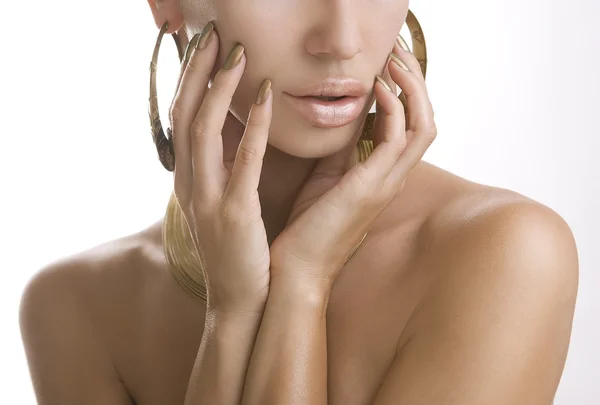 Mujeres con maquillaje dorado, manos con manicura dorada. Maquillaje, B —  Fotos de Stock