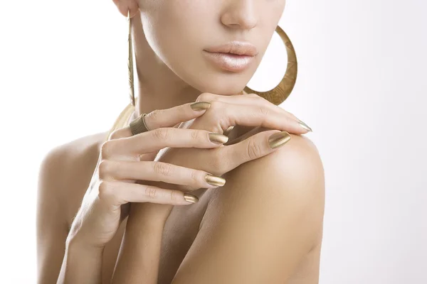 Manicura dourada, mãos femininas com prego dourado brilhante polonês — Fotografia de Stock