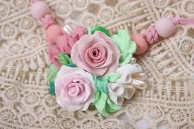 Romantik tarzı: Çiçek gül kolye (moda stüdyo çekim bir J