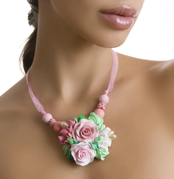 Estilo romântico, Moda: Mulher bonita com um pescoço de rosa floral — Fotografia de Stock