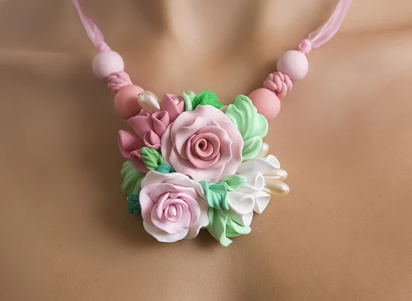 Estilo romântico: Estúdio de moda tiro de um colar de rosa floral (j — Fotografia de Stock